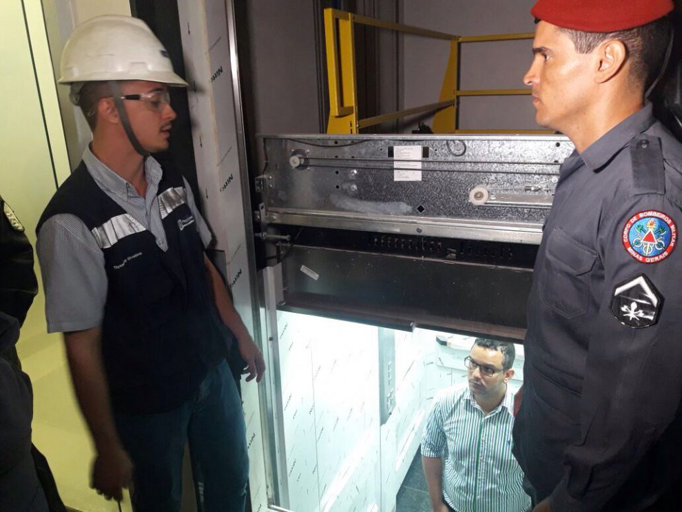 Resgate de passageiros presos nos elevadores