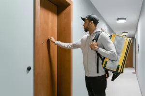 Câmara avalia projeto que proíbe entregas na porta de apartamentos